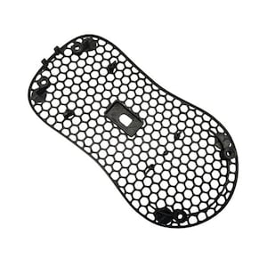 Puede incluir: Alfombrilla para ratón de plástico negro en forma de panal con un recorte rectangular en el centro.