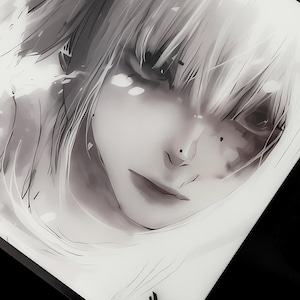 Puede incluir: Ilustración en blanco y negro de una persona con el pelo corto y liso. La persona tiene un piercing en la nariz y mira directamente al espectador. La imagen está en un marco cuadrado con una cruz negra en la esquina inferior derecha.