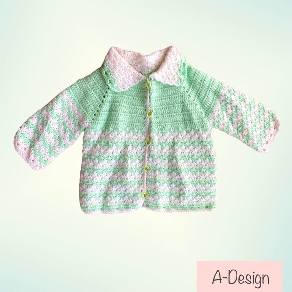 Grüne Baby Strickjacke mit grünen Cristal Knöpfen