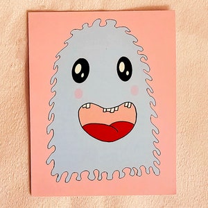 Peut inclure: Illustration fantaisiste d'un monstre de dessin animé avec un corps bleu clair et un fond rose. Le monstre a de grands yeux noirs, des joues roses et une bouche ouverte révélant des dents et une langue rouge. Le contour du monstre est en dents de scie.