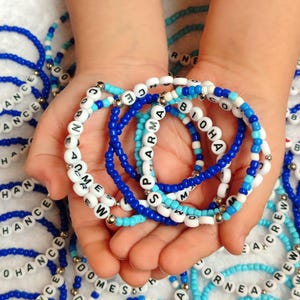 Benutzerdefinierte Glasperlen Armband / personalisierte Name Perlen Armband / benutzerdefinierte Freundschaftsarmband / Wort Armbänder / Jubelgeschenke / personalisiertes Perlengeschenk