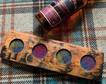 WHISKY-FLUGBRETT für 4 Whisky-Gläser – Glencairn-Gläser-Option, Auswahl an Harris Tweed®-Einsätzen, Eichen-Whisky-Fass-Stab, Whisky-Geschenk