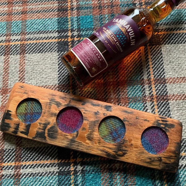 Cadeau whisky, WHISKY FLIGHT BOARD pour 4 verres à whisky - Option verre Glencairn, choix d'inserts Harris Tweed®, whisky Bourbon Barrel Stave