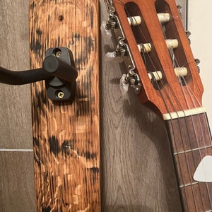 Suporte de guitarra montado na parede em aduela de barril de uísque reciclado – feito de uma aduela de barril de uísque de carvalho genuíno – presente para amantes de uísque