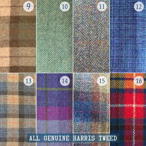 Pode incluir: Um close-up de 8 amostras de tecido de tweed diferentes. As amostras s&atilde;o numeradas de 9 a 16. As amostras s&atilde;o todas de cores e padr&otilde;es diferentes. O texto "ALL GENUINE HARRIS TWEED" est&aacute; na parte inferior da imagem.