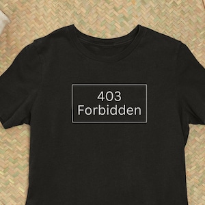 Könnte beinhalten: Schwarzes T-Shirt mit weißem Text, der in einem Kasten "403 Forbidden" lautet.