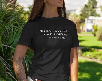 コーヒーとコーディングTシャツ：内向的なプログラマーの服装
