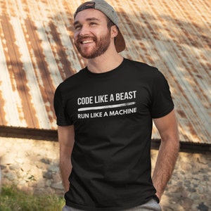 Pode incluir: Uma camiseta preta com texto branco que diz "CODE LIKE A BEAST RUN LIKE A MACHINE". O texto está em negrito, sem serifa e centralizado na camiseta. A camiseta está sendo usada por uma pessoa com barba e um boné de beisebol.