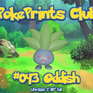 Op de afbeelding: Een cartoonillustratie van Oddish, een groene en paarse Pok&eacute;mon met een vrolijk gezicht, tegen een groene en bruine bosachtergrond. De tekst "PokePrints Club #043 Oddish Life-Size: 1' 08" Tall" staat onder de Pok&eacute;mon.