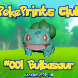 Puede incluir: Un personaje Pokemon verde y azul, Bulbasaur, con el texto "#001 Bulbasaur" y "Life-Size: 2' 04" Tall" debajo. El personaje está de pie en un campo de hierba verde con un fondo de bosque verde y azul. El texto "PokePrints Club" está en la parte superior de la imagen.