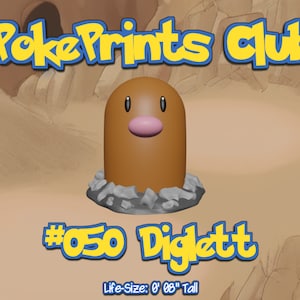 Może przedstawiać: Figurkę Pokémona Diglett w kolorze brązowym i różowym, stojącą na szarej podstawie z kamieniami. Figurka jest częścią kolekcji PokePrints Club i jest oznaczona jako #050 Diglett. Tekst "Life-Size: 0' 08" Tall" jest również zawarty.