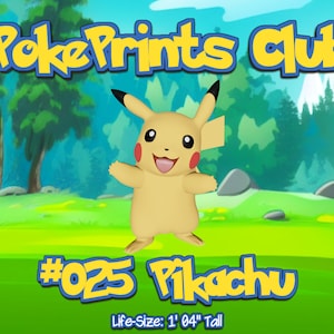 Könnte beinhalten: Ein gelber Pikachu Pokemon Charakter steht auf einer grünen Wiese mit blauem Himmel und Bergen im Hintergrund. Der Text "PokePrints Club #025 Pikachu Life-Size: 1' 04" Tall" befindet sich unter dem Charakter.