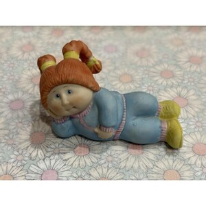 Figura de porcelana vintage de 1984 de Cabbage Patch Kids, niña pelirroja con coletas, inclinada.