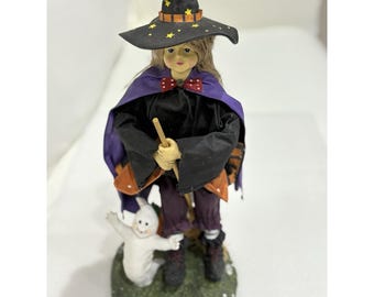 Figurka czarownicy z duchem na Halloween – ręcznie malowana lalka materiałowa