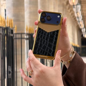Capa para iPhone personalizada em couro dourado com textura de crocodilo.