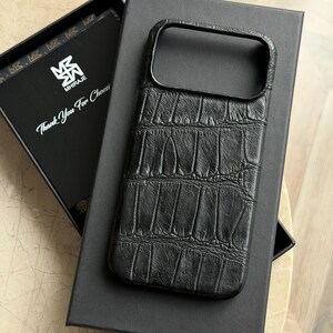 Capa para iPhone em couro de crocodilo preto: Magsafe, iniciais personalizadas