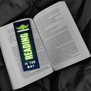La lectura es el marcador del camino - Descarga e impresión digital, 2x6 pulgadas / lindo niño verde extraterrestre espacio galaxia programa de televisión libro
