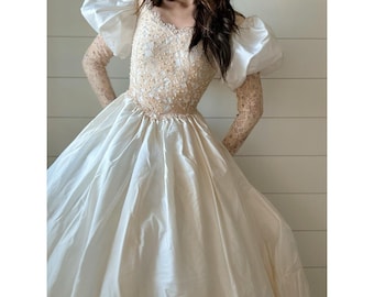 1980年代のヴィンテージホワイトサテンとレースのウェディングドレス