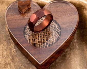 gesmede herenring in RoseGold afwerking met mooie gesneden palissander doos