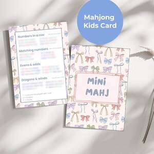 Könnte beinhalten: Zwei Karten mit hellbeigem Hintergrund und bunten Schleifenillustrationen. Eine Karte zeigt Spielanweisungen, während die andere den Text "MINI MAHJ" in blauen Buchstaben in einem rosa Rahmen zeigt. Ein blauer Kreis darüber lautet "Mahjong Kids Card."