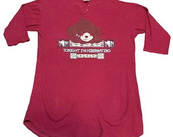 Camisón rojo de oso hibernando de Wilderness Lodge Vintage Disney World Tonight I'm Hibernating, talla única