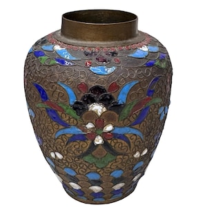 Può includere: Vaso color bronzo con intricati disegni floreali e a volute. Presenta accenti di smalto colorati in blu, rosso, verde e bianco. Il bordo superiore è di un colore bronzo più scuro.