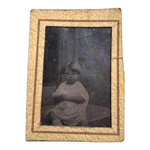 Retrato vintage en blanco y negro de una niña francesa de 3 años en marco de cartón