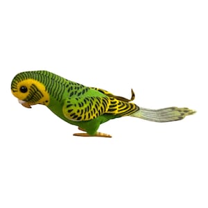 Puede incluir: Un juguete de peluche de periquito verde y amarillo. El pájaro tiene una cabeza amarilla con rayas negras, alas y espalda verdes, y plumas estampadas amarillas y negras. La cola es gris y las patas son marrones.