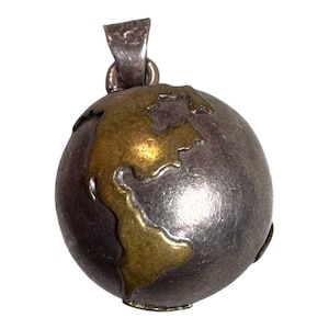 Colgante vintage de plata de ley con forma de globo terráqueo y campana de la paz mundial, firmado por Taxco