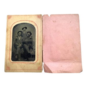 Fotografía antigua de ferrotipo del siglo XIX, marco de cartón original, 3 hombres, padre, hijo, hermano