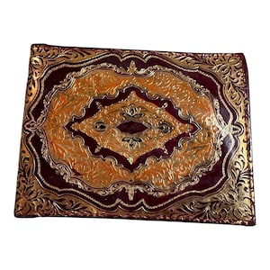 Cartera vintage de piel florentina italiana repujada con diseño dorado ornamentado. LEER