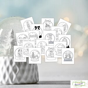 K&ouml;nnte beinhalten: Ein Set mit 15 Schwarzwei&szlig;-Malvorlagen zum Ausdrucken mit Schneekugeln zu verschiedenen Weihnachtsmotiven. Die Schneekugeln zeigen Szenen wie den Weihnachtsmann, einen Schneemann, einen Weihnachtsbaum und ein Rentier.