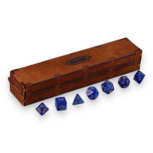 Op de afbeelding: Een houten doos met een honingraatpatroon en de tekst "Dragon CHC" op de bovenkant. De doos bevat een set blauwe dobbelstenen met gouden nummers.