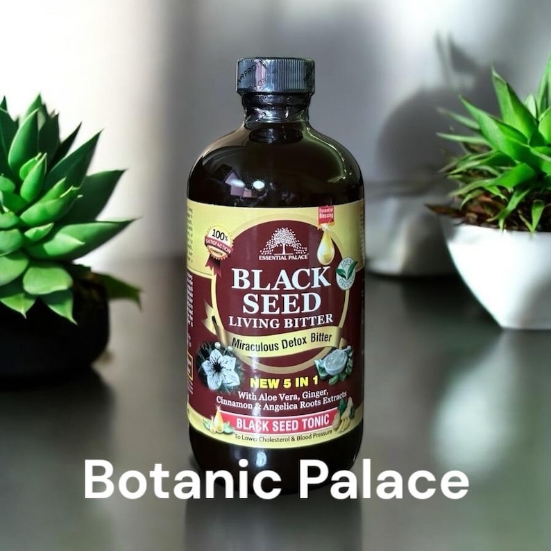 K&ouml;nnte beinhalten: Eine Glasflasche mit schwarzem Samen-Lebenselixier, einem entgiftenden Tonikum. Die Flasche ist mit "Black Seed Living Bitter" und "Miraculous Detox Bitter" beschriftet. Das Etikett weist auch auf "New 5 in 1" hin und listet Zutaten wie Aloe Vera, Ingwer, Zimt und Angelikawurzel-Extrakt auf. Die Flasche steht auf einem Tisch mit einer gr&uuml;nen Pflanze im Hintergrund.