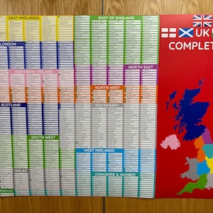 Könnte beinhalten: Ein bunter UK-Komplett-Kartenposter mit rotem Hintergrund. Es zeigt eine Karte des Vereinigten Königreichs, unterteilt in farbcodierte Regionen, darunter "East Midlands" und "Greater London". Der Text "UK Completion" ist ebenfalls enthalten.