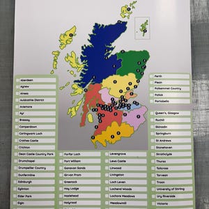 Op de afbeelding: Een kaart van Schotland, verdeeld in regio's met de namen van elke regio die aan de rechterkant van de kaart staan. De kaart is kleurgecodeerd met verschillende kleuren voor elke regio. De kaart is omgeven door een witte rand.