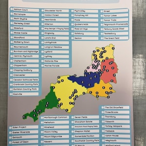 Puede incluir: Un mapa de la región suroeste de Inglaterra, con una lista de ciudades y pueblos de la región. El mapa está codificado por colores según la región, cada región tiene un color diferente. El mapa está rodeado por un borde azul.
