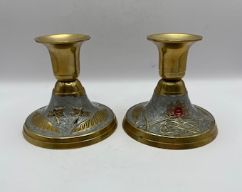 Coppia candelieri in ottone stile Cloisonné. Francia. 1987