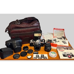 Lote de cámara réflex de película Pentax MG de 1982, objetivo SMC de 28 mm, flash, estuche, manuales y bolsa de cuero vintage para la cámara.