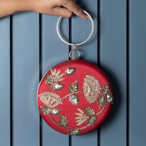 Stilvolle rote bestickte Clutch mit floralen Pailletten & Armbandgriff - die perfekte ethnische Partytasche