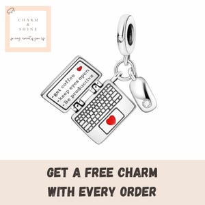 Könnte beinhalten: Ein silberner Charm-Anhänger mit Laptop, Maus und Herz-Akzenten. Der Laptop hat eine Tastatur und den Text "get coffee - keep eyes open - Be productive". Der Charm ist für Schmuck.