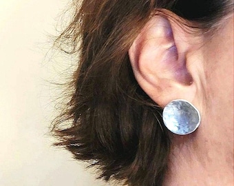 Minimalist silver stud earrings round silver earrings hammered round earrings ear post earrings round stud earrings prong disc metal earring