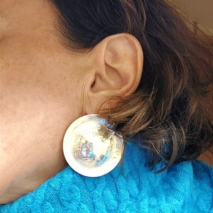 Grote zilveren oorknopjes, ronde zilveren oorbellen, gehamerde ronde oorbellen, oorpostoorbel, ronde oorknopjes, prong schijfkoepeloorbellen afbeelding 3