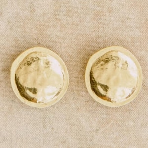 Stora silverörhängen, runda silverörhängen, hamrade runda örhängen, örhänge med stift, runt örhänge, stiftskiva, kupolformat silverörhänge gold filled