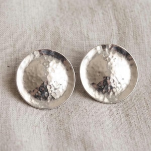 Stora silverörhängen, runda silverörhängen, hamrade runda örhängen, örhänge med stift, runt örhänge, stiftskiva, kupolformat silverörhänge bild 2