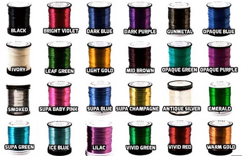 Pu&ograve; includere: Una griglia di ventiquattro rocchetti di filo di vari colori, ciascuno etichettato con nomi tra cui Black, Bright Violet, Dark Blue, Dark Purple, Gunmetal, Opaque Blue, Ivory, Leaf Green, Light Gold, Mid Brown, Opaque Green, Opaque Purple, Smoked, Supa Baby Pink, Supa Blue, Supa Champagne, Antique Silver, Emerald, Supa Green, Ice Blue, Lilac, Vivid Green, Vivid Red e Warm Gold.