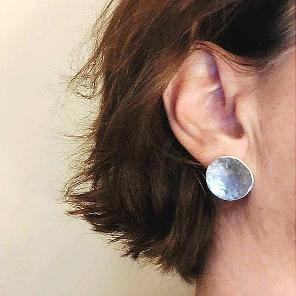 Minimalist silver stud earrings round silver earrings hammered round earrings ear post earrings, round stud earrings prong disc earrings