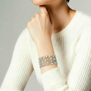 Brazalete de perla de crochet, brazalete ancho de malla, brazalete de alambre ajustable, brazalete de alambre para novia, brazalete de boda de perla, brazalete de crochet blanco decorado