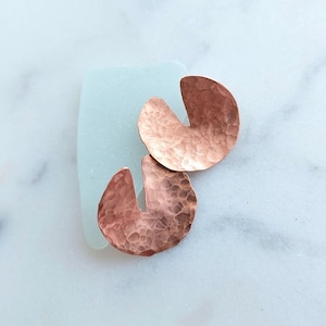 Copper round earrings hammered disc earrings lighweight earrings ear post earrings uneven round studs open small circled earrings handmade