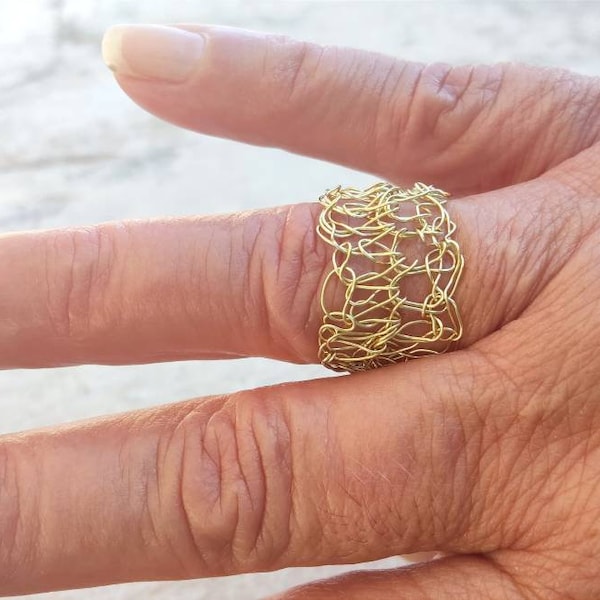 Anello all'uncinetto in oro, anello in filo intrecciato, fascia in filo lavorato a maglia, anello in filo regolabile, anello in oro, anello all'uncinetto, anello lavorato a maglia personalizzato, anello in tessuto